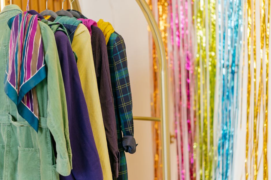 Bộ sưu tập áo khoác và trang phục công sở treo phẳng phiu trên móc tủ đồ