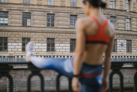 Cách khử mùi mồ hôi quần áo tập gym - Hình ảnh minh họa chuẩn y khoa Ôm Care (1)
