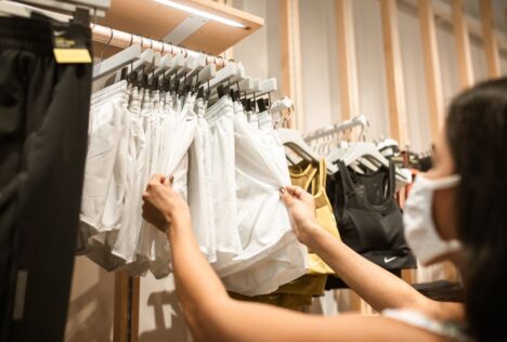 Cách khử mùi mồ hôi quần áo tập gym - Hình ảnh minh họa chuẩn y khoa Ôm Care (1)