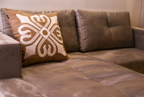 Cách làm sạch ghế sofa nỉ - Hình ảnh minh họa chuẩn y khoa Ôm Care (1)