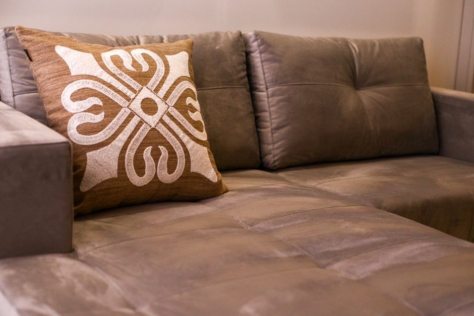Cách làm sạch ghế sofa nỉ - Hình ảnh minh họa chuẩn y khoa Ôm Care (1)
