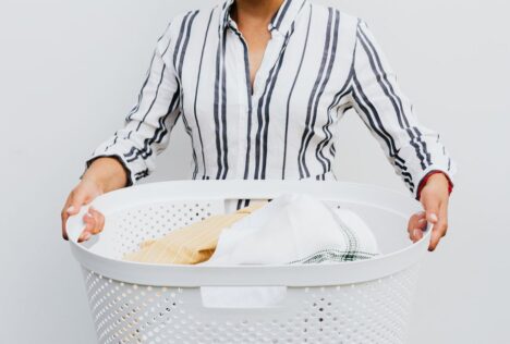 Cách giặt khô trang phục cao cấp tại nhà - Hình ảnh minh họa chuẩn y khoa Ôm Care (1)