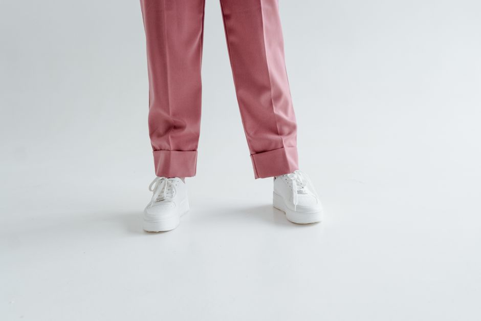 Làm sạch đế giày sneaker bị ố vàng bùn đất - Hình ảnh minh họa chuẩn y khoa Ôm Care (1)
