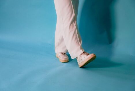 Làm sạch đế giày sneaker bị ố vàng bùn đất - Hình ảnh minh họa chuẩn y khoa Ôm Care (1)