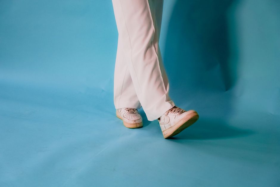 Làm sạch đế giày sneaker bị ố vàng bùn đất - Hình ảnh minh họa chuẩn y khoa Ôm Care (1)