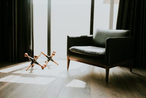 Cách làm sạch mặt kính bếp từ bị cháy khét - Hình ảnh minh họa chuẩn y khoa Ôm Care (1)