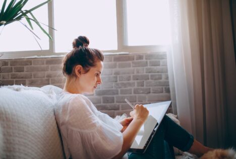Cách làm sạch nệm không cần dùng nước - Hình ảnh minh họa chuẩn y khoa Ôm Care (1)