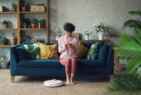 Cách tẩy vết bút bi trên ghế sofa vải - Hình ảnh minh họa chuẩn y khoa Ôm Care (1)