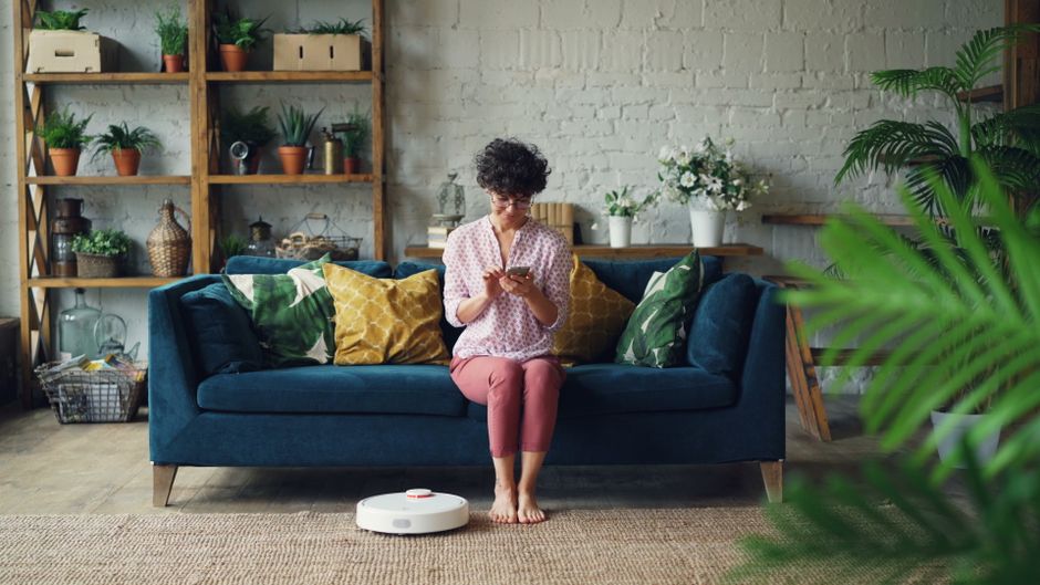 Cách tẩy vết bút bi trên ghế sofa vải - Hình ảnh minh họa chuẩn y khoa Ôm Care (1)