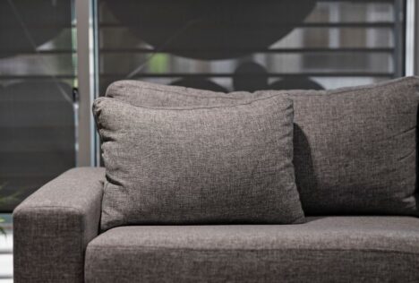 Cách tẩy vết bút bi trên ghế sofa vải - Hình ảnh minh họa chuẩn y khoa Ôm Care (1)