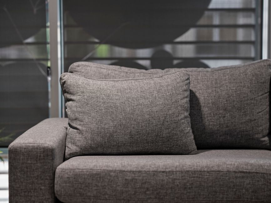 Cách tẩy vết bút bi trên ghế sofa vải - Hình ảnh minh họa chuẩn y khoa Ôm Care (1)
