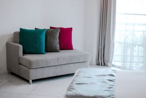 Cách tẩy vết bút bi trên ghế sofa vải - Hình ảnh minh họa chuẩn y khoa Ôm Care (1)