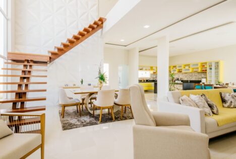 Xịt thơm quần áo omsaya hương gỗ đàn hương - Hình ảnh minh họa chuẩn y khoa Ôm Care (1)
