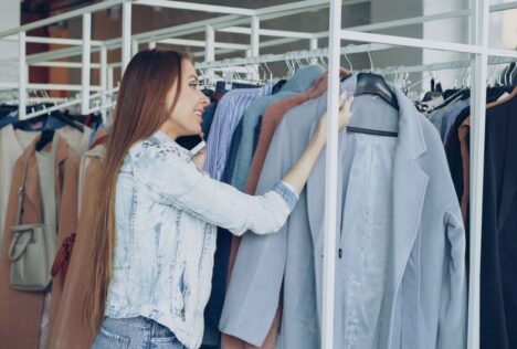Người phụ nữ chọn áo khoác dạ và áo vest cao cấp sạch thơm trong tủ đồ