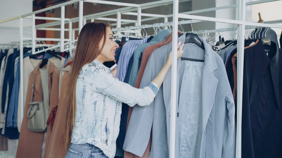 Người phụ nữ chọn áo khoác dạ và áo vest cao cấp sạch thơm trong tủ đồ